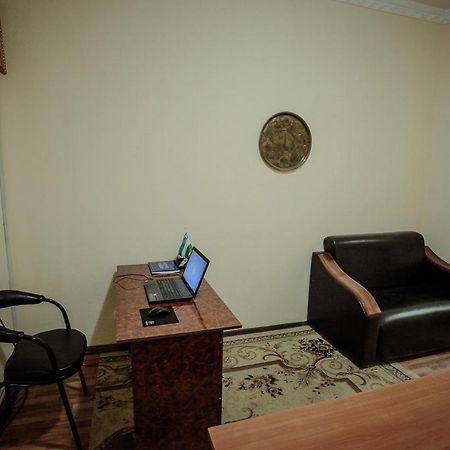 בוקורו Hostel Mukarram מראה חיצוני תמונה